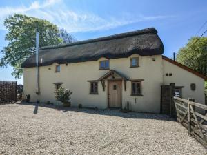 an old thatched cottage with a thatched roof at 2 bed in Torrington 49589 in Roborough