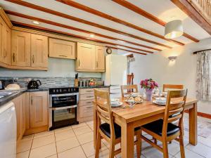 Lansallosにある2 Bed in Polperro FOSEAのキッチン(木製テーブル、椅子、テーブルスターヤーヤーヤーヤーヤードレステリ付) +15枚の写真