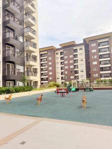 a park with benches in front of a building at Louisse 223 Avida in Molo