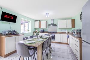 Nhà bếp/bếp nhỏ tại 4Bed 3 Bath Home I Sleeps 7-9 I Family & Contractors I Parking