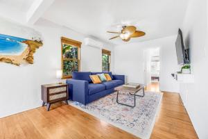 Et tv og/eller underholdning på 2BR-2 mins to Ocean-Sleeps 8-Pets