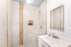 Et badeværelse på 2BR-2 mins to Ocean-Sleeps 8-Pets + 68 billeder