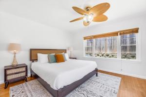 En eller flere senge i et værelse på 2BR-2 mins to Ocean-Sleeps 8-Pets