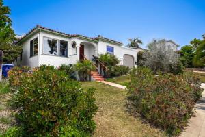 En have udenfor 2BR-2 mins to Ocean-Sleeps 8-Pets