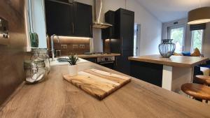 een keuken met een houten snijplank op een tafel bij High Spy Luxury Lodge in Keswick