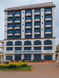 Una representación del Balmoral Grand Hotel en The Dalton Grand Hotel, en Murangʼa