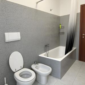 トレスコーレ・バルネアーリオにあるA due passi dalle terme e dal lagoのトイレと浴槽付きのバスルーム +6枚の写真