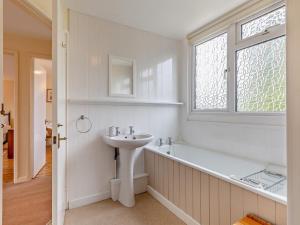 Wivetonにある4 Bed in Wiveton NCC12の浴槽と洗面台と窓のあるバスルーム +19枚の写真