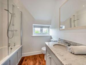 a bathroom with a sink and a shower and a toilet at 3 Bed in Chipping Campden 91966 in Chipping Campden
