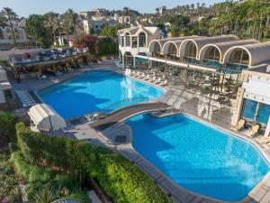 开罗JAZ Pyramids Resort的度假村泳池的俯视图