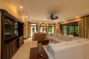 TV a/nebo společenská místnost v ubytování Casa Zafiro 7 bdrs private pool in Los Suenos