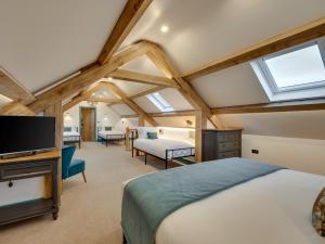 セドバーグにある7 Bed in Sedbergh 93325のベッドとテレビのある寝室