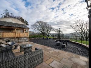 セドバーグにある7 Bed in Sedbergh 93325のパティオ(テーブル、ベンチ付)