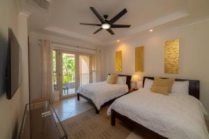 Isla HerraduraにあるBella Vista 3C 3 bdrs ocean view in Los Suenosのベッド2台と天井ファン付きの寝室 +44枚の写真