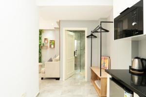 una cucina e un soggiorno con divano di Luxury Balnéo appartement a Marrakech