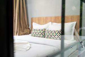 un letto con due cuscini sopra di Luxury Balnéo appartement a Marrakech