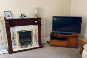 TV a/nebo společenská místnost v ubytování 2 Bed Cottage Sleeps 4-Pets Welcome-Private Garden