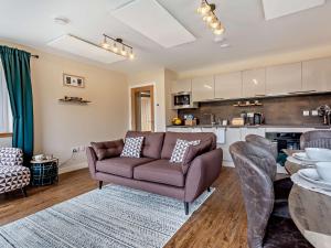 Kiltarltyにある2 Bed in Kiltarlity 95056のソファとテーブルのあるリビングルーム +18枚の写真