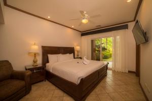 TV a/nebo společenská místnost v ubytování Veranda 6F 2 bdr Garden View in Los Suenos