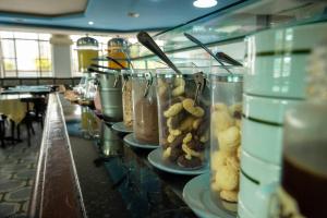 a buffet line with many different types of food at Hotel Brasil in São Lourenço