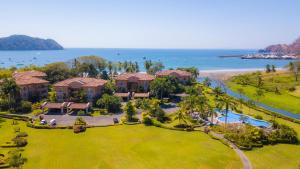 une vue aérienne d'un complexe hôtelier avec l'océan dans l'établissement Bay Residence 7C 3 bdr Ocean View in Los Suenos, à Herradura