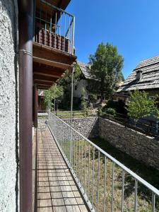 un balcon sur le côté d'un bâtiment avec une clôture dans l'établissement La Marmotta, à Rollieres