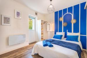 Ένα ή περισσότερα κρεβάτια σε δωμάτιο στο La Clé Escale bleue, route du Parcours des Arts ppat