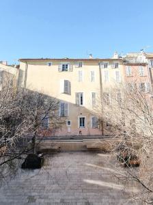 Το κτήριο όπου στεγάζεται  το διαμέρισμα