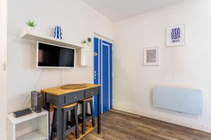 Μια τηλεόραση ή/και κέντρο ψυχαγωγίας στο La Clé Escale bleue, route du Parcours des Arts ppat