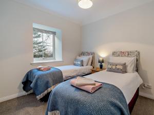 une chambre avec deux lits et une fenêtre dans l'établissement 2 Bed in Biggar 95516, à Biggar
