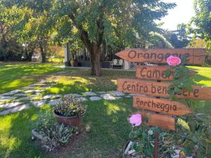 龙卡德Marimastè的一个写着橙色篝火的标志，篝火钓鱼桶骑行和花园