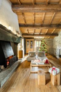 un salon avec une cheminée et un arbre de Noël dans l'établissement Palazzo 54, à Germagnano