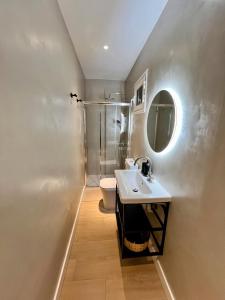 ein Badezimmer mit Waschbecken, Dusche und Toilette in der Unterkunft Apartamento Familiar in La Cuesta