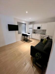 ein Wohnzimmer mit Sofa und Tisch in der Unterkunft Apartamento Familiar in La Cuesta