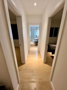 einen Flur mit weißen Wänden und Holzböden in einem Haus in der Unterkunft Apartamento Familiar in La Cuesta + 2 Fotos