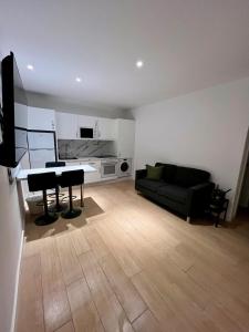 ein Wohnzimmer mit Tisch und Couch in der Unterkunft Apartamento Familiar in La Cuesta