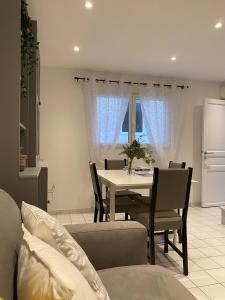 une salle à manger avec une table et des chaises dans l'établissement Petite maison cosy proche de La Défense, à Nanterre