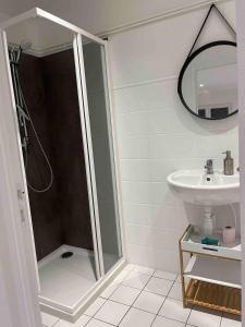 une salle de bain avec douche et lavabo dans l'établissement Petite maison cosy proche de La Défense, à Nanterre