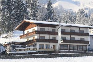 Hotel Pension Eichenhof saat musim dingin