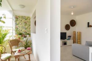 a living room with a couch and a table at Vegan Topfloor - Douro e Ribeira in Bandeira