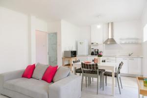 a white living room with a couch and a table at Vegan Topfloor - Douro e Ribeira in Bandeira