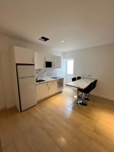 ein leeres Zimmer mit einer Küche mit einem Tisch darin in der Unterkunft Apartamento Santa Cruz de Tenerife in La Cuesta