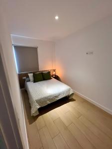 ein Schlafzimmer mit einem Bett und einem Holzboden in der Unterkunft Apartamento Santa Cruz de Tenerife in La Cuesta + 2 Fotos