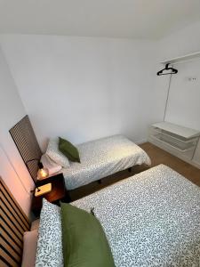 1 Schlafzimmer mit 2 Einzelbetten und einer Lampe in der Unterkunft Apartamento Santa Cruz de Tenerife in La Cuesta