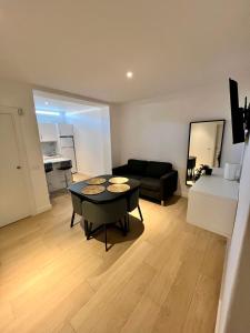 ein Wohnzimmer mit Tisch und Couch in der Unterkunft Apartamento Acogedor Santa Cruz in La Cuesta