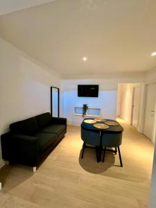 ein Wohnzimmer mit Sofa und Tisch in der Unterkunft Apartamento Acogedor Santa Cruz in La Cuesta