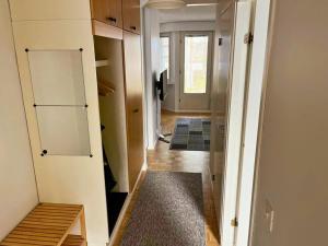 un pasillo de una casa con una puerta y una habitación en Peaceful Apartment with Sauna and Nature Views, en Sodankylä