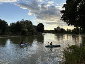 Vaade puhkemaja lähedal voolavale jõele