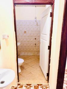 Ένα μπάνιο στο Mauville Diani +4 φωτογραφίες