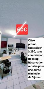 Una oficina con un cartel en la pared de una habitación. en Studio Antigone centre ville, en Montpellier